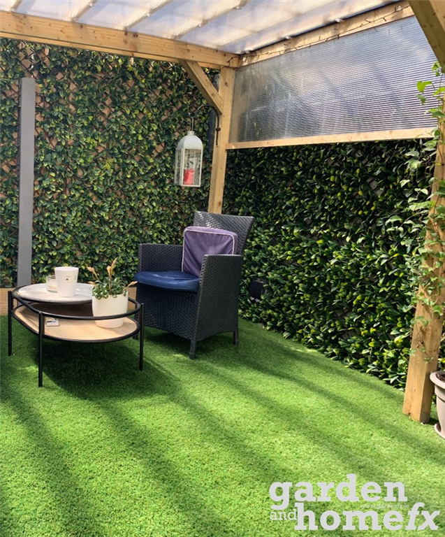 Artificial Grass and Hedging. Gallery Image