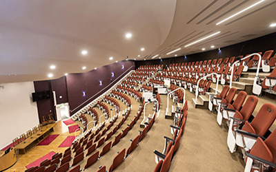 The StoSilent Distance acoustic ceiling system has been used to create a balanced acoustic environment in the main auditorium space at the world-famous Royal College of Physicians of Edinburgh Gallery Image