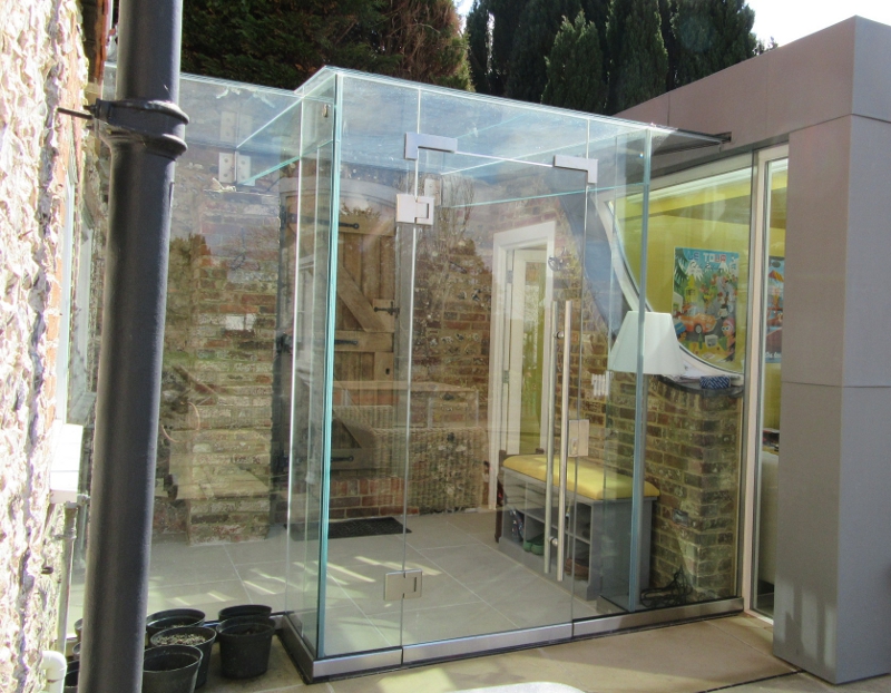 Structural glass linkway to heritage home and new extension   Gallery Image